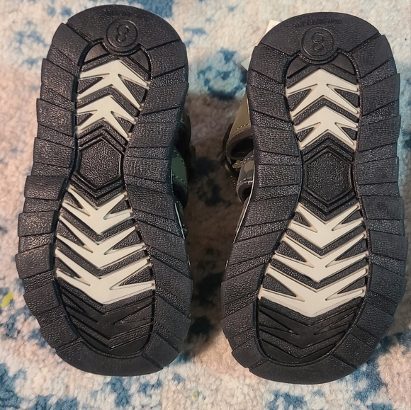 New, closed toe sandals size 8 - Picture 3 of 3